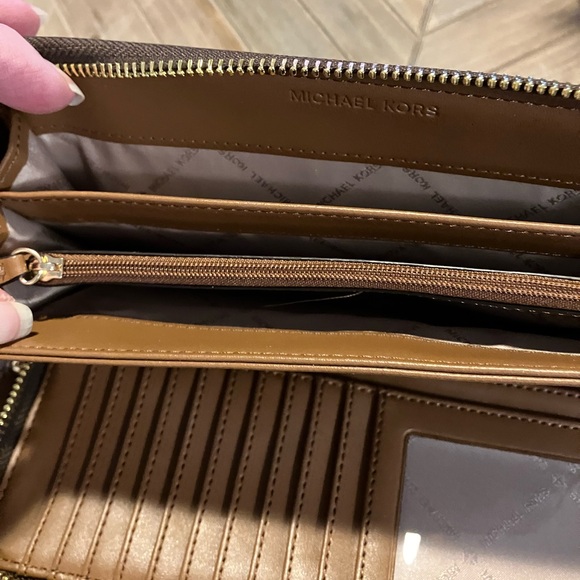 🌸Michael Kors Wallet - Picture 3 of 7